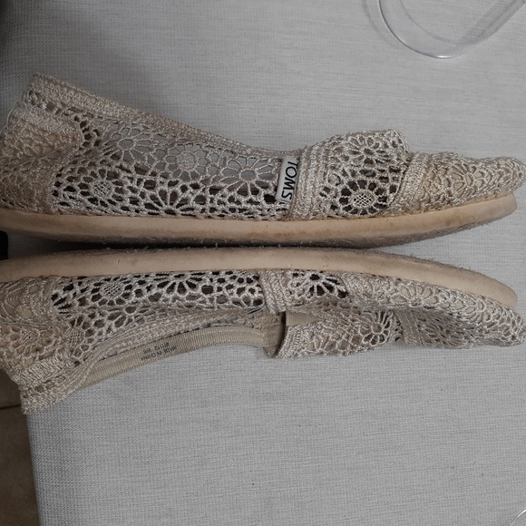 Toms lacy Crocheted flats slip on size 8 off white floral  coastal cowgirl style - Picture 3 of 10